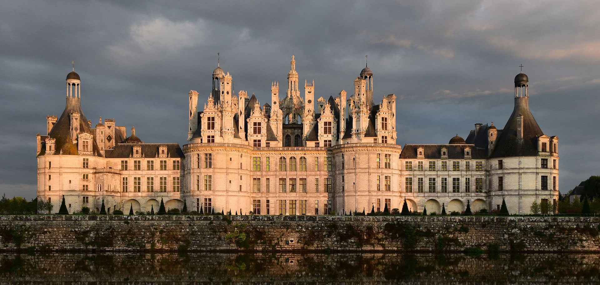 Les fosses apparentées : tours Sud, Est et Ouest